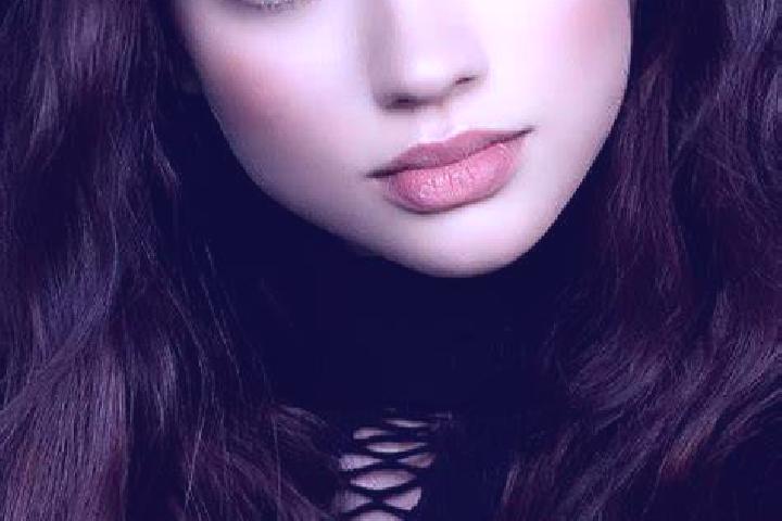 Abigail, 37, a chestnut dark-eyed mediterranean companion based in Shidu. Offering A-Level, CIM, Duos. Available for incall and outcall, day and evening dates.