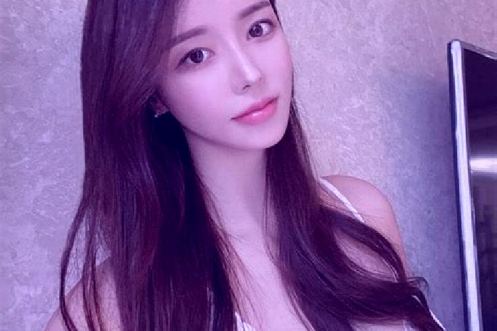 Elizabeth, 28, a chestnut blue-eyed mixed companion based in Halkali. Offering Couples, Tantra, Overnight, Erotic Massage, Striptease. Available for incall a...
