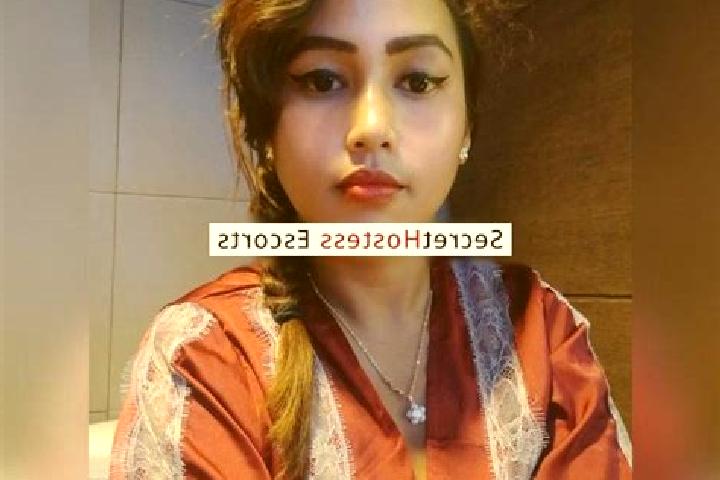 Emma, 28, a chestnut grey-eyed mixed companion based in Bargnano. Offering Prostate Massage, Couples, OWO. Available for incall and outcall, overnight bookin...