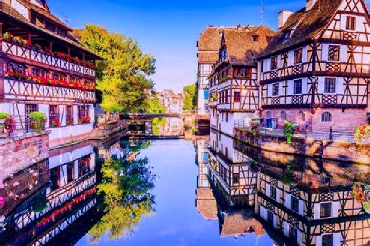 Escorts Pir Saqqa, Iran — Local Companions