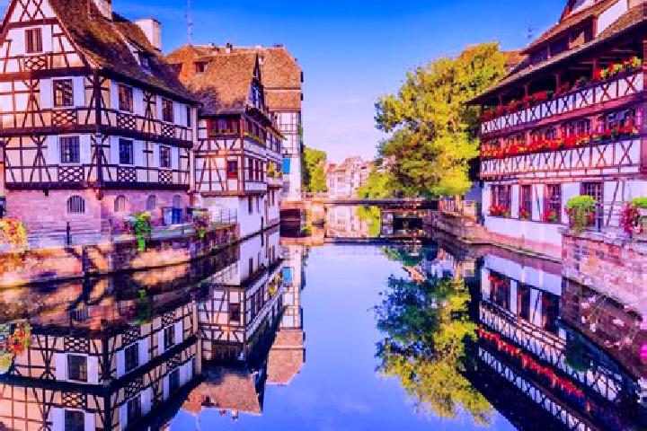 Ivy, 28, a auburn hazel-eyed mixed companion based in Concarneau. Offering OWO, Dinner Date, Massage. Available for incall and outcall, day and evening dates.