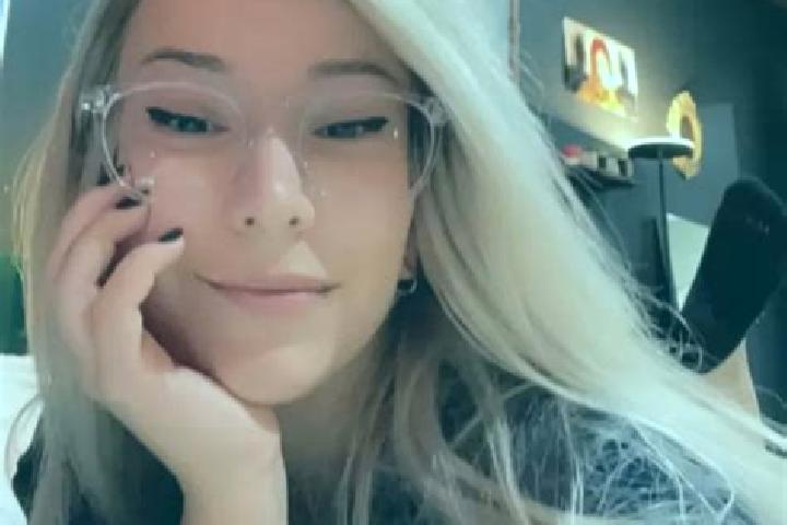 Rose, 28, a auburn amber-eyed european companion based in Ekkassa. Offering Striptease, Erotic Massage, Girlfriend Experience. Available for incall and outca...