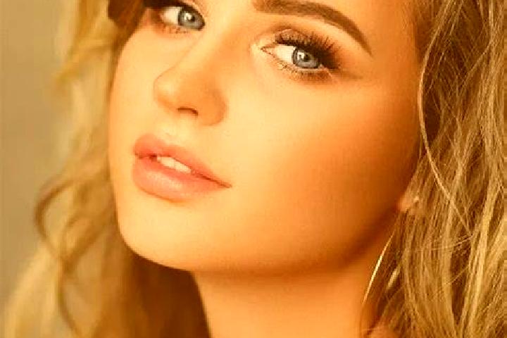 Willow, 28, a chestnut green-eyed mixed companion based in Pasiraman. Offering CIM, Duos, OWO. Available for incall and outcall, overnight bookings available.